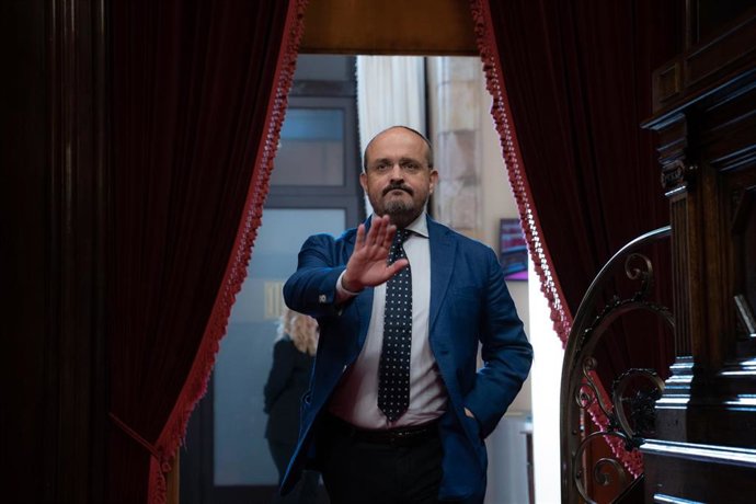 El presidente del Partido Popular catalán, Alejandro Fernández, llega a la segunda sesión del Debate de Política General, en el Parlament, a 30 de septiembre de 2022, en Barcelona, Cataluña, (España).  