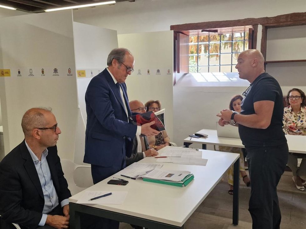 El Defensor del Pueblo, Ángel Gabilondo (i), en una reunión con afectados por la erupción en La Palma