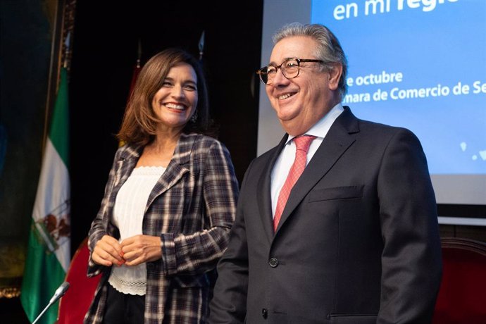 La eurodiputada socialista, Lina Gálvez (i) junto al eurodiputado popular Juan Ignacio Zoido (d), en el seminario Europa invierte en mi región sobre el destino de los fondos europeos celebrado hoy viernes. 