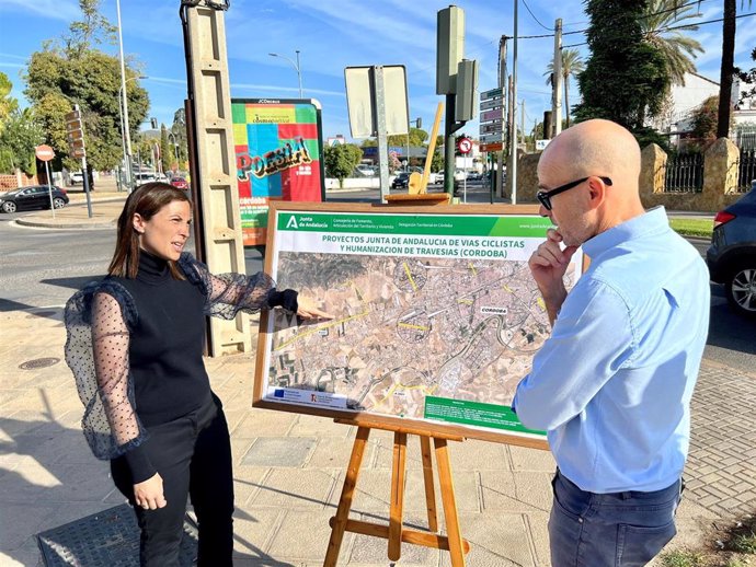 Cristina Casanueva señala el mapa que recoge las nuevas vías ciclo peatonales en Córdoba.