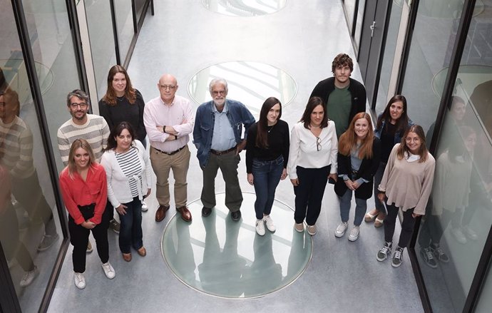 El científico del centro de Astrobiología INTA del Centro Superior de Investigaciones Científicas (CSIC) Ricardo Amils Piberat, con estudiantes de la Universidad Pública de Navarra.