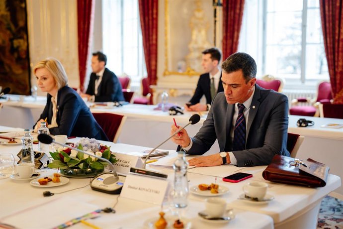 El presidente del Gobierno, Pedro Sánchez, y la primera ministra británica, Liz Truss