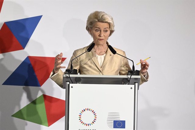 La presidenta de la Comisión Europea, Ursula Von der Leyen, durante una cumbre informal de jefes de Estado y de Gobierno de la UE en Praga