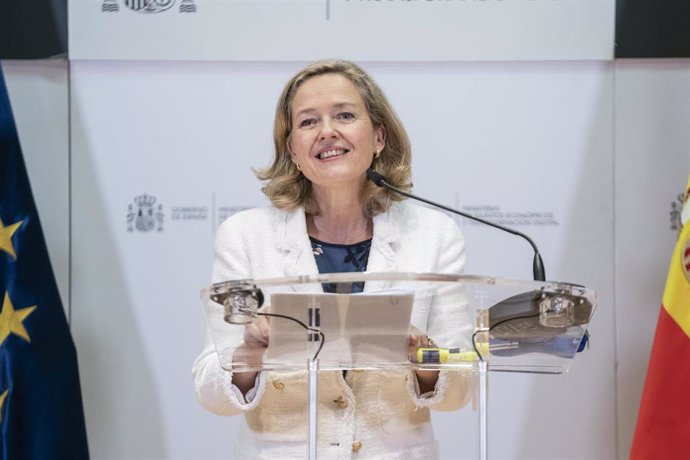 La vicepresidenta primera y ministra de Asuntos Económicos y Transformación Digital, Nadia Calviño, ofrece una rueda de prensa tras una reunión con las asociaciones financieras, a 7 de octubre de 2022, en Madrid (España).