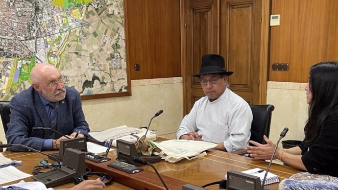 El alcalde de Otavalo (Ecuador) visita el Ayuntamiento de Vitoria-Gasteiz
