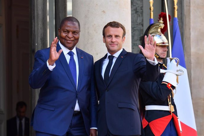 El presidente francés, Emmanuel Macron, recibe al presidente de República Centroafricana, Faustin-Archange Touadera en el Palacio del Elíseo