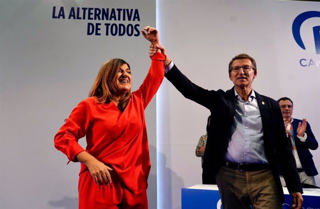 La presidenta del PP de Cantabria, María José Sáenz de Buruaga, tras ser reelegida en el cargo, junto al líder nacional del Partido Popular, Alberto Núñez Feijóo