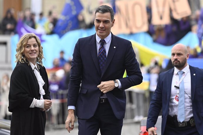 07 October 2022, Czech Republic, Prague: Spanish Prime Minister of Spain Pedro Sanchez (C) arrives to attend the second day of the European Political Community meeting at Prague Castle. Photo: Deml Ondej/CTK/dpa