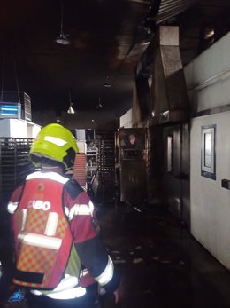 Extinguido el incendio en una panificadora de la calle Eras de Santa Lucía en Haro