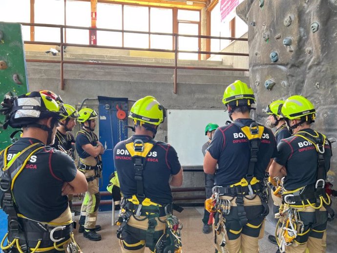 El SPEIS actualiza sus técnicas de trabajo en altura y rescate vertical con una formación en Benasque.