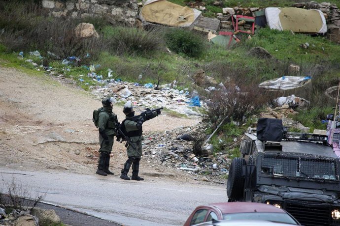 Archivo - 09 January 2019, Palestinian Territories, Ramallah: An Israeli soldier fires tear gas canisters at Palestinian protesters during clashes. Photo: Ahmad Arouri/APA Images via ZUMA Wire/dpa
