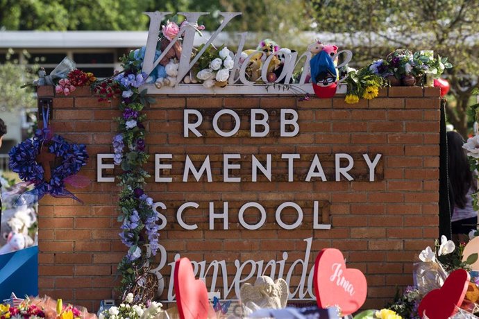 Ofrenda floral a la entreada de la escuela de Uvalde, Texas, en la que 19 niños y dos profesores fueron asesinados.