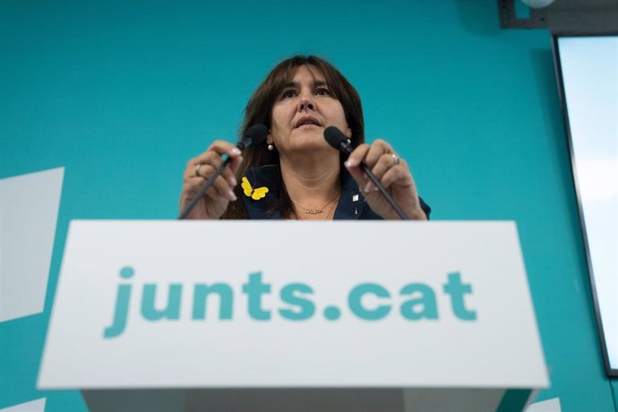 La presidenta de Junts, Laura Borrs, ofereix una roda de premsa després de la decisió de Junts d'abandonar el Govern, en les portes de la seu de la formació, a 7 d'octubre de 2022, a Barcelona, Catalunya (Espanya). Des d'ahir dijous, 6 d'octubre fins a