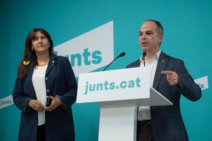 La presidenta de Junts, Laura Borrs y el secretario general de Junts, Jordi Turull, ofrecen una rueda de prensa tras la decisión de Junts de abandonar el Govern, en las puertas de la sede de la formación, a 7 de octubre de 2022, en Barcelona, Catalunya