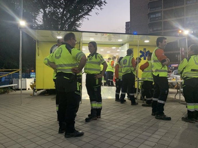 Efectivos de Samur-Protección Civil en las fiestas del barrio del Pilar.