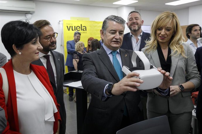El consejero de la Presidencia, Interior, Diálogo Social y Simplificación Administrativo de la Junta de Andalucía, Antonio Sanz, (2d) prueba unas gafas de realidad virtual durante la inauguración del nuevo Punto Vuela Guadalinfo de Maracena (Granada)