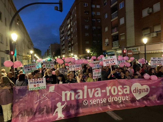 Vecinos de la Malvarrosa exigen un barrio "digno" y sin droga: "No tenemos miedo ni queremos marcharnos"