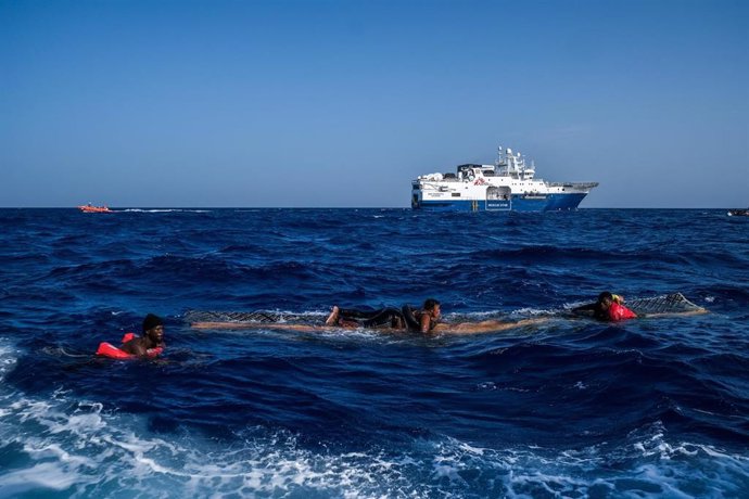 Migrantes siendo rescatados en el Mediterráneo