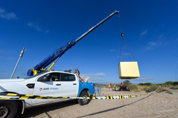 El AMB retira mobiliario de las playas metropolitanas para protegerlo de los temporales.