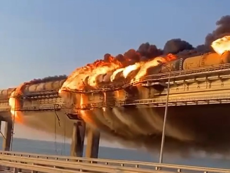 Una explosión de un tanque de combustible daña el puente de Kerch que enlaza Rusia con Crimea