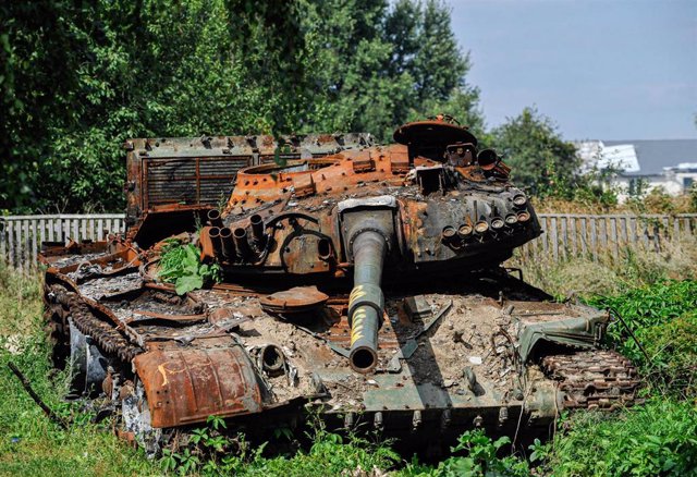 Un tanque ruso abandonado en la localidad ucraniana de Lukashivka