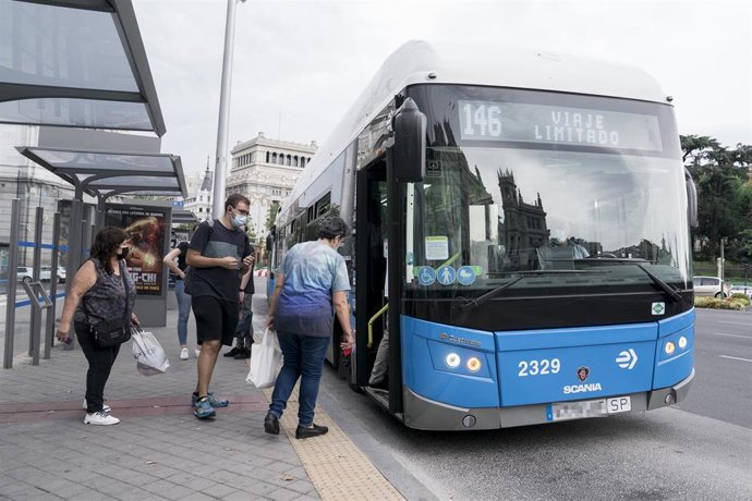 Archivo - Varias personas suben a un autobús de la Empresa Municipal de Transportes (EMT), en la plaza de Cibeles, a 1 de septiembre de 2021, en Madrid (España). 