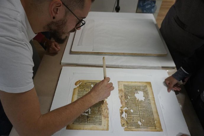 Alumnos de Conservación y Restauración de Documento Gráfico intervienen obras en papel de los siglos XVIII, XIX y XX.