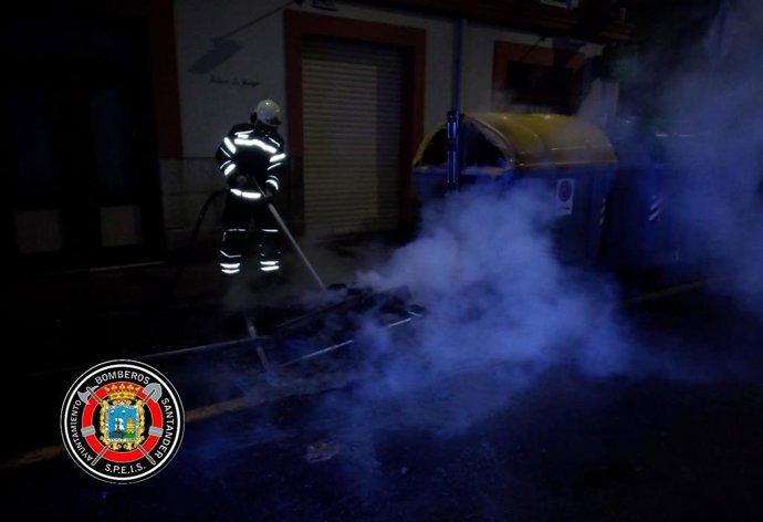 Un incendio en un contenedor en Santander daña a otro y la puerta de un local