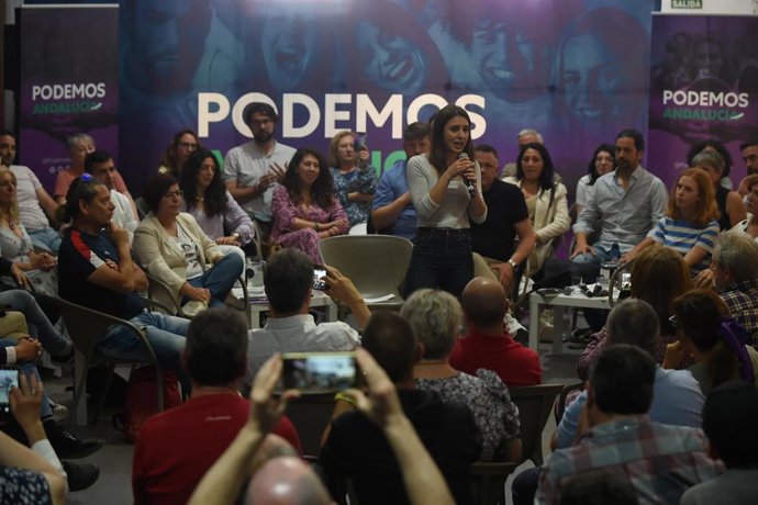 Archivo - La ministra de Igualdad, Irene Montero, y el candidato a las primarias de Podemos para la Presidencia de la Junta, Juan Antonio Delgado,  en un acto público a 30 de abril del 2022 en Málaga (Andalucía, España)