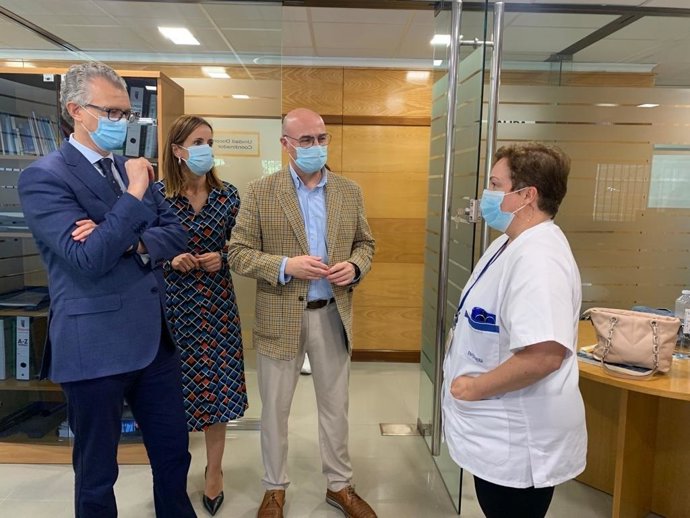 El consejero de Salud, Juan José Pedreño, acompañado del gerente del Servicio Murciano de Salud, Francisco Ponce, y la directora general de Asistencia Sanitaria, Isabel Ayala
