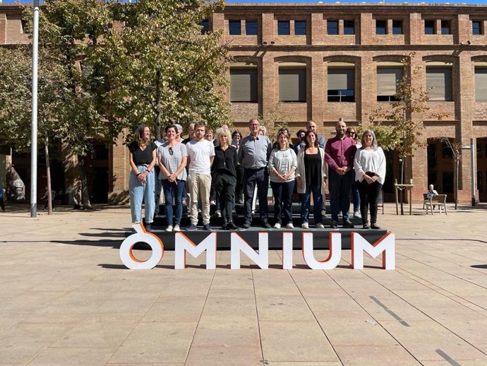 Junta directiva de mnium en el acto por el quinto aniversario del 1-O, en el que el presidente de la entidad, Xavier Antich, ha leído una declaración institucional.