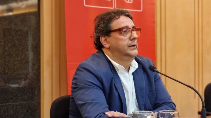 El vicepresidente segundo de la Junta y consejero de Sanidad, José María Vergeles, participa en una mesa redonda celebrada por el PSOE provincial de Ourense