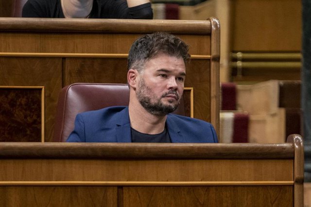 El portavoz de ERC en el Congreso, Gabriel Rufián, durante una sesión plenaria, en el Congreso de los Diputados, a 4 de octubre de 2022, en Madrid (España). Durante el pleno, se ha debatido y votado una proposición de ley impulsada por el PP en la Asamble