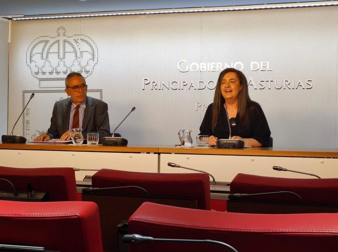 Archivo - La directora general de Igualdad, Nuria Varela, a la derecha