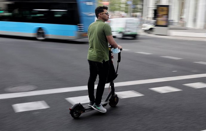 Un hombre monta en un patinete eléctrico, a 3 de octubre de 2022, en Madrid (España).s.