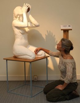 La escultora francesa Muche (Muriel Vignet Lesbros) expone la muestra 'Himno a la vida',  en el Museo Tiflológico de la ONCE en Madrid