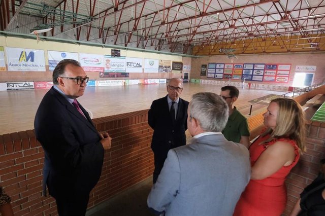 Visita del consejero de Turismo, Cultura y Deporte, Arturo Bernal, al pabellón polideportivo 'Sebastián Moya Lorca'