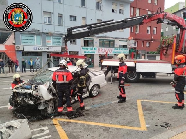 El vehículo accidentado en la calle Castilla ha tenido que ser retirado por la grúa
