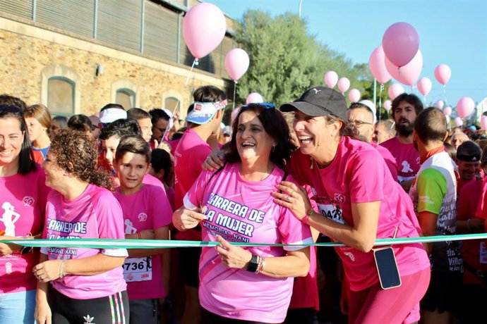 La consejera de Inclusión Social, Juventud, Familias e Igualdad, Loles López,  en la V Carrera de la Mujer de Valverde del Camino