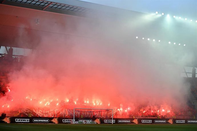 Archivo - Bengalas en el partido de Conference League entre el Fehervar y el Colonia
