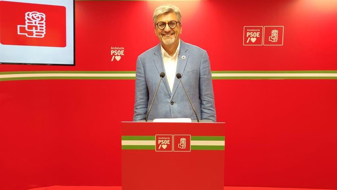 Archivo - El parlamentario socialista Josele Aguilar en rueda de prensa