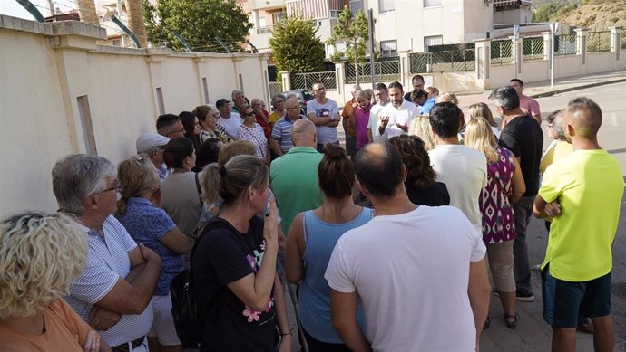 Ediles del PSOE, junto a vecinos de calle José Carrión de Mula