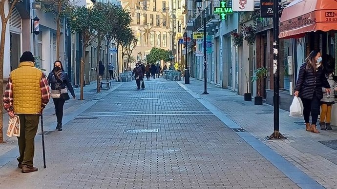 Archivo - Ciudadanos paseando por una calle del centro de Huelva en una imagen de archivo.