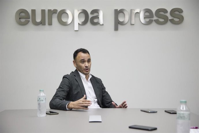 El precandidato de Podemos a la Alcaldía de Madrid, Roberto Sotomayor, durante una entrevista para Europa Press, a 7 de octubre de 2022, en Madrid (España). 