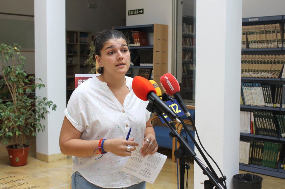 La concejala de Cultura del Ayuntamiento de Lucena, Mamen Beato, presentó las bases del certamen.
