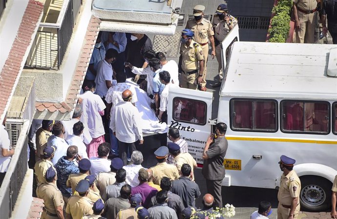 Archivo - Una ambulancia en India