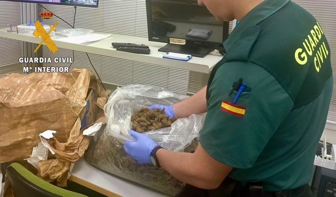 Nota De Prensa Por Tráfico De Drogas Tras Recibir Un Paquete En Su Domicilio Con Cerca De 2,5 Kilogramos De Cogollos De Marihuana