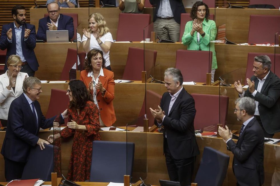La bancada del Botnic, los vicepresidentes y el conseller de Hacienda aplauden al president de la Generalitat, Ximo Puig, en el Debate de Política General