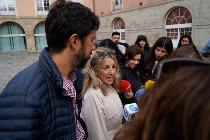 El portavoz de En Común Galicia, Antón Gómez-Reino y la vicepresidenta segunda del Gobierno y ministra de Trabajo y Economía Social, Yolanda Díaz, ofrecen declaraciones a los medios a su llegada a un homenaje al exsenador de Podemos José García Buitrón