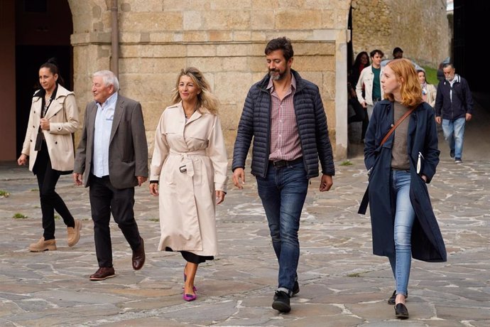 La vicepresidenta segunda del Gobierno, Yolanda Díaz (3i); el portavoz de En Común Galicia, Antón Gómez-Reino (4i) y la secretaria de Organización de Podemos, Lilith Verstrynge (1d), a su llegada a un homenaje al exsenador de Podemos José García Buitrón